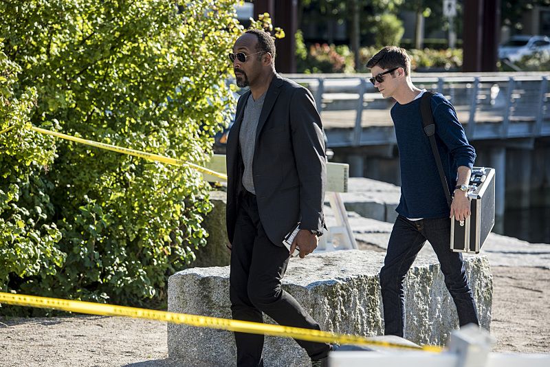 The Flash -- Paradox -- Image: FLA302a_0115b.jpg -- Pictured (L-R): Jesse L. Martin as Detective Joe West and Grant Gustin as Barry Allen -- Photo: Dean Buscher/The CW -- ÃÂ© 2016 The CW Network, LLC. All rights reserved.