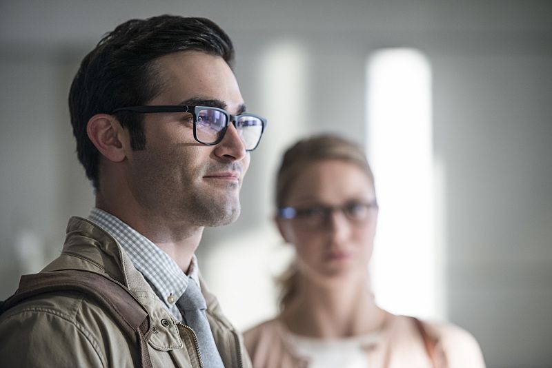 Supergirl -- The Adventures Of Supergirl -- Image SPG201a_0107 -- Pictured (L_R) Tyler Hoechlin as Clark and Melissa Benoist Kara -- Photo: Diyah Pera/The CW -- ÃÂ© 2016 The CW Network, LLC. All Rights Reserved