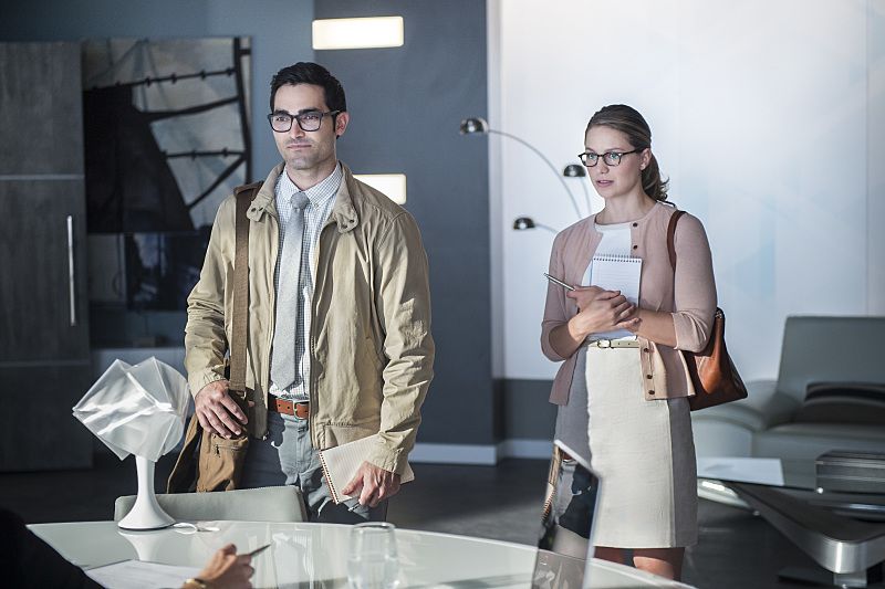 Supergirl -- The Adventures Of Supergirl -- Image SPG201a_0172 -- Pictured (L_R) Tyler Hoechlin as Clark and Melissa Benoist Kara -- Photo: Diyah Pera/The CW -- ÃÂ© 2016 The CW Network, LLC. All Rights Reserved