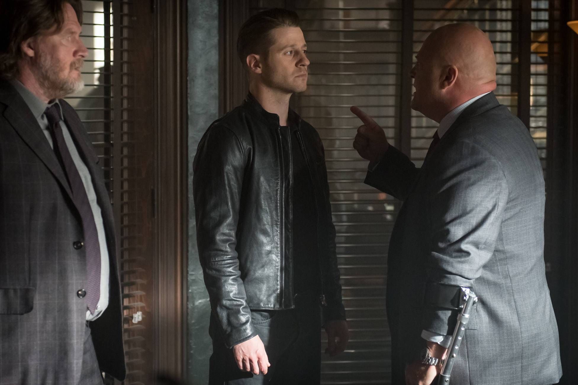 GOTHAM: L-R: Donal Logue, Ben McKenzie, and Michael Chiklis in the ÒMad City: Better to Reign in HellÉÓ season premiere episode of GOTHAM airing airing Monday, Sept. 19 (8:00-9:01 PM ET/PT) on FOX. ©2015 Fox Broadcasting Co. Cr: Jeff Neumann/FOX.
