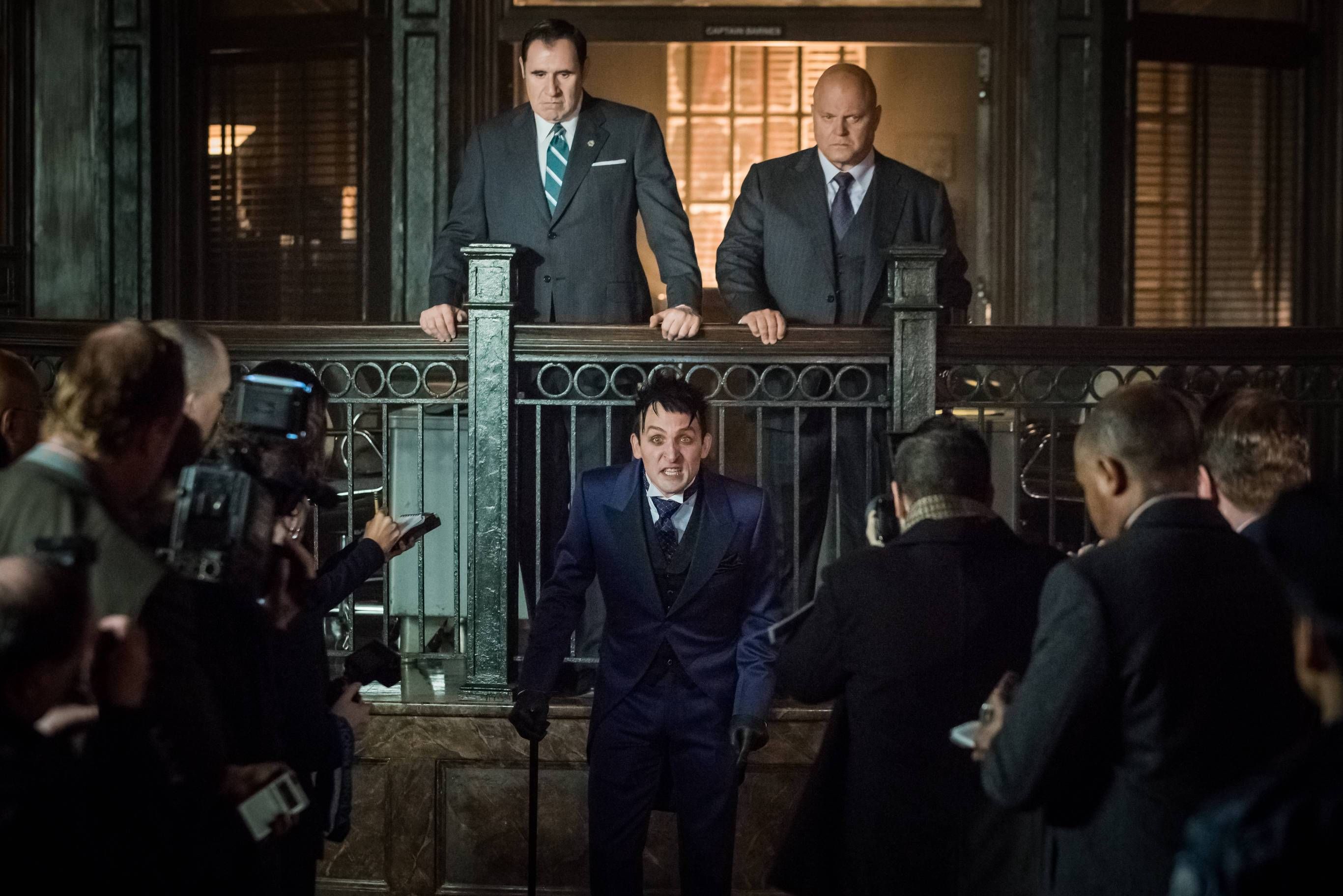 GOTHAM: L-R: Guest star Richard Kind, Robin Lord Taylor and Michael Chiklis in the ÒMad City: Better to Reign in HellÉÓ season premiere episode of GOTHAM airing airing Monday, Sept. 19 (8:00-9:01 PM ET/PT) on FOX. ©2015 Fox Broadcasting Co. Cr: Jeff Neumann/FOX.