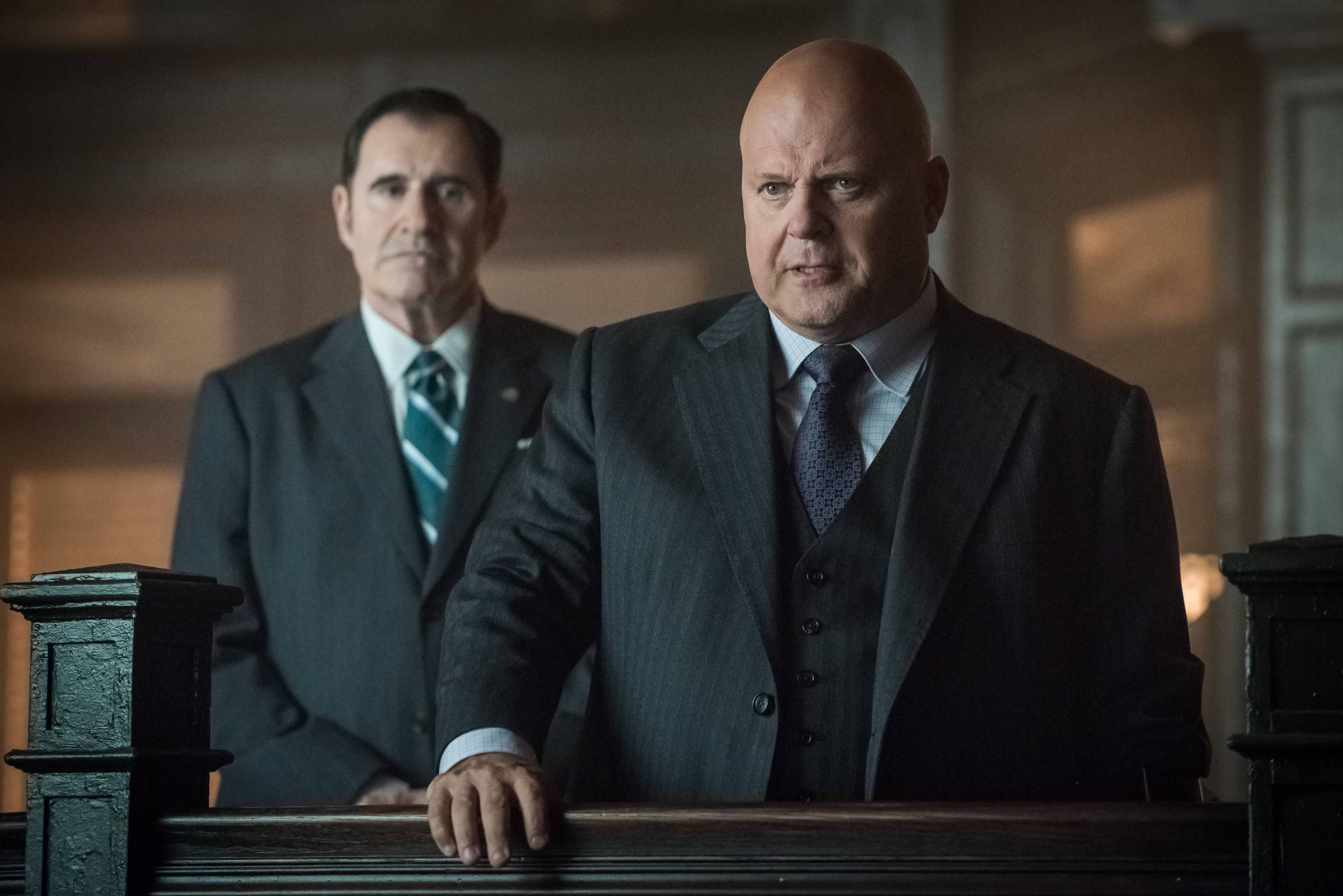 GOTHAM: L-R: Guest star Richard Kind and Michael Chiklis in the ÒMad City: Better to Reign in HellÉÓ season premiere episode of GOTHAM airing airing Monday, Sept. 19 (8:00-9:01 PM ET/PT) on FOX. ©2015 Fox Broadcasting Co. Cr: Jeff Neumann/FOX.