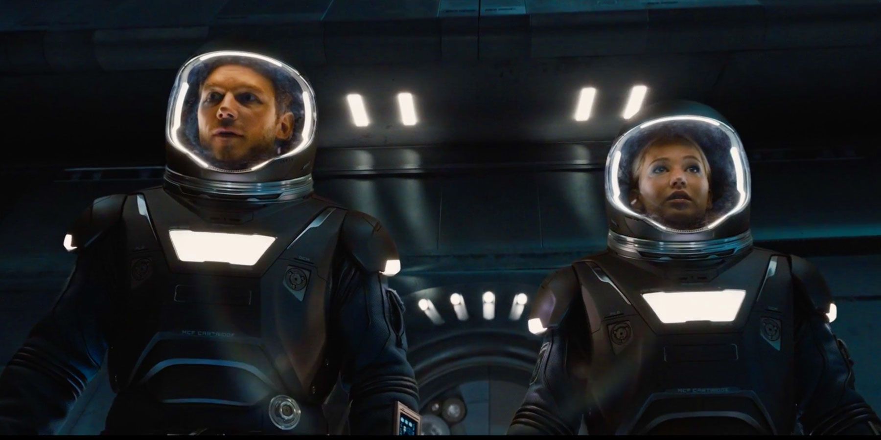 Chris Pratt e Jennifer Lawrence usam trajes espaciais em Passageiros