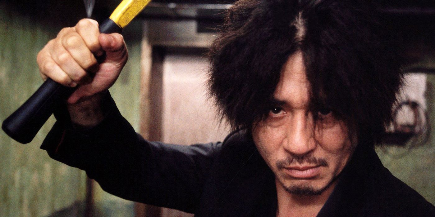 Dae-su Oh raises his hammer to fight in Oldboy