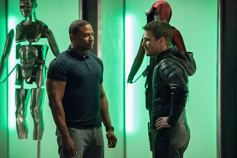 Arrow -- Human Target -- Pictured (L-R): David Ramsey as John Diggle and Stephen Amell as Oliver Queen/The Green Arrow -- Photo: Dean Buscher/The CW -- ÃÂ© 2016 The CW Network, LLC. All Rights Reserved.