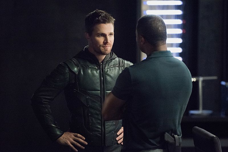 Arrow -- Human Target -- Pictured (L-R): Stephen Amell as Oliver Queen/The Green Arrow and David Ramsey as John Diggle -- Photo: Dean Buscher/The CW -- Ã© 2016 The CW Network, LLC. All Rights Reserved.
