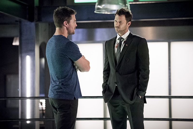 Arrow -- Human Target -- Pictured (L-R): Stephen Amell as Oliver Queen and Will Traval as Christopher Chance/Human Target -- Photo: Dean Buscher/The CW -- ÃÂ© 2016 The CW Network, LLC. All Rights Reserved.