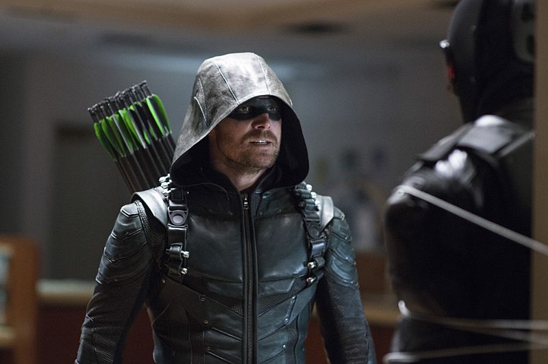Arrow -- Vigilante -- Pictured (L-R): Stephen Amell as Oliver Queen/The Green Arrow and Vigilante, -- Photo: Diyah Pera/The CW -- Ã© 2016 The CW Network, LLC. All Rights Reserved.