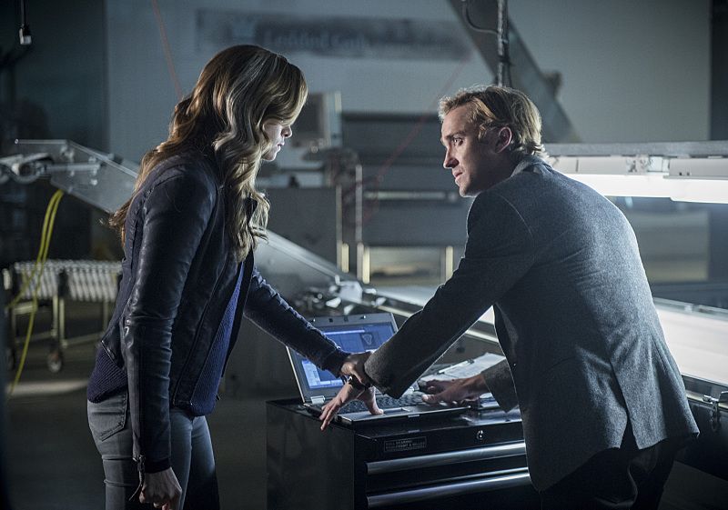 The Flash -- Killer Frost -- Pictured (L-R): Danielle Panabaker as Caitlin Snow/Killer Frost and Tom Felton as Julian Albert -- Photo: Diyah Pera/The CW -- ÃÂ© 2016 The CW Network, LLC. All rights reserved.