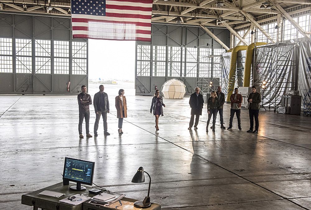 The Flash -- Invasion! -- Image FLA308b_0046b.jpg -- Pictured (L-R): Stephen Amell as Oliver Queen, David Ramsey as John Diggle, Willa Holland as Thea Queen, Emily Bett Rickards as Felicity Smoak, Victor Garber as Professor Martin Stein, Caity Lotz as Sara Lance/White Canary, Dominic Purcell as Mick Rory/Heat Wave, Franz Drameh as Jefferson Jax Jackson and Brandon Routh as Ray Palmer/Atom -- Photo: Dean Buscher/The CW -- ÃÂ© 2016 The CW Network, LLC. All rights reserved.