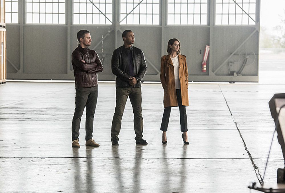 The Flash -- Invasion! -- Image FLA308b_0080b.jpg -- Pictured: Stephen Amell as Oliver Queen, David Ramsey as John Diggle and Willa Holland as Thea Queen -- Photo: Dean Buscher/The CW -- ÃÂ© 2016 The CW Network, LLC. All rights reserved.
