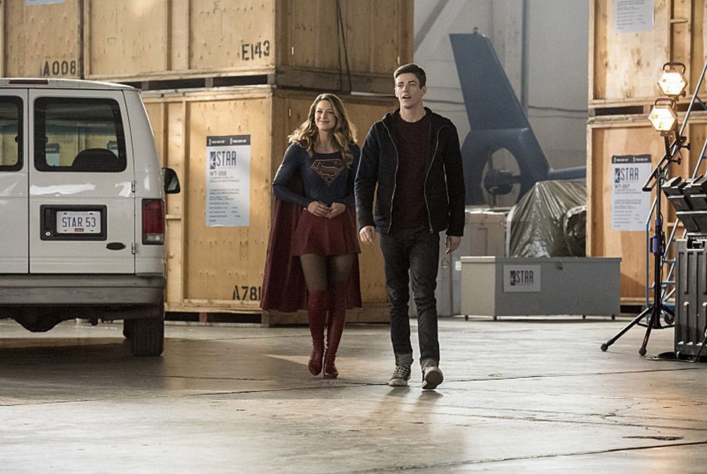 The Flash -- Invasion! -- Image FLA308b_0234b.jpg -- Pictured (L-R): Melissa Benoist as Kara/Supergirl and Grant Gustin as Barry Allen -- Photo: Dean Buscher/The CW -- ÃÂ© 2016 The CW Network, LLC. All rights reserved.