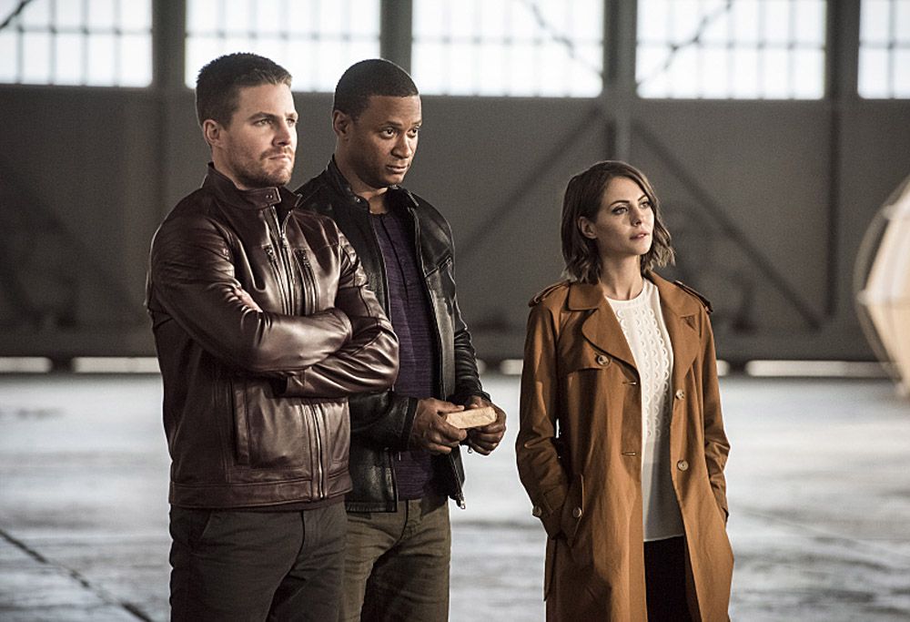 The Flash -- Invasion! -- Image FLA308b_0451b.jpg -- Pictured (L-R): Stephen Amell as Oliver Queen, David Ramsey as John Diggle and Willa Holland as Thea Queen -- Photo: Dean Buscher/The CW -- ÃÂ© 2016 The CW Network, LLC. All rights reserved.