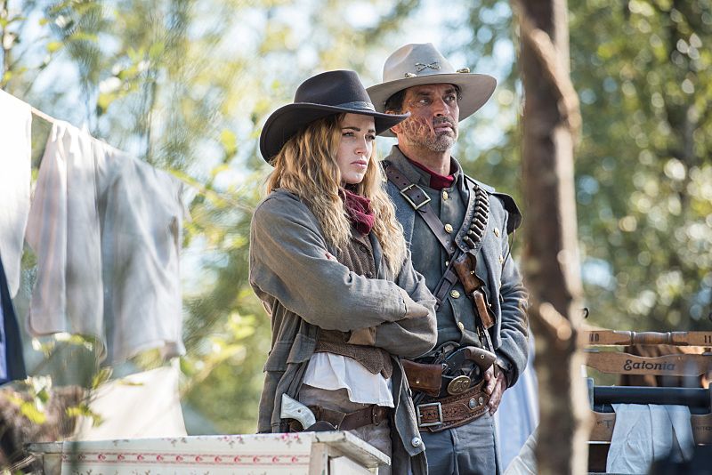DC&#039;s Legends of Tomorrow --Outlaw Country -- Pictured (L-R): Caity Lotz as Sara Lance/White Canary and Johnathon Schaech as Jonah Hex -- Photo: Dean Buscher/The CW -- Ã© 2016 The CW Network, LLC. All Rights Reserved.