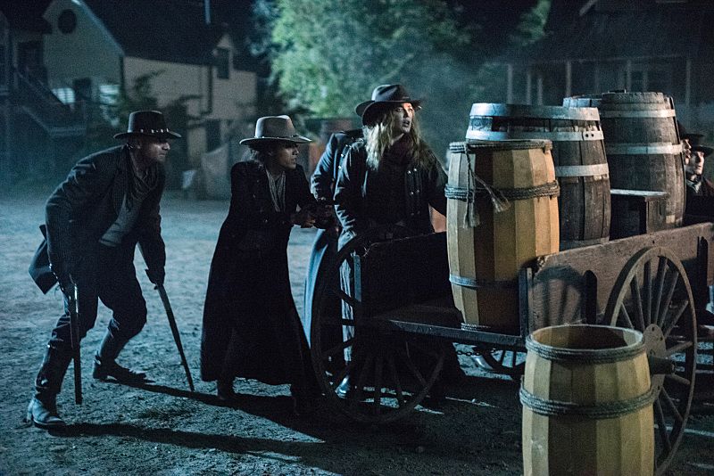 DC&#039;s Legends of Tomorrow --Outlaw Country -- Pictured (L-R): Dominic Purcell as Mick Rory/Heat Wave, Maisie Richardson-Sellers as Amaya Jiwe/Vixen and Caity Lotz as Sara Lance/White Canary -- Photo: Dean Buscher/The CW -- Ã© 2016 The CW Network, LLC. All Rights Reserved.
