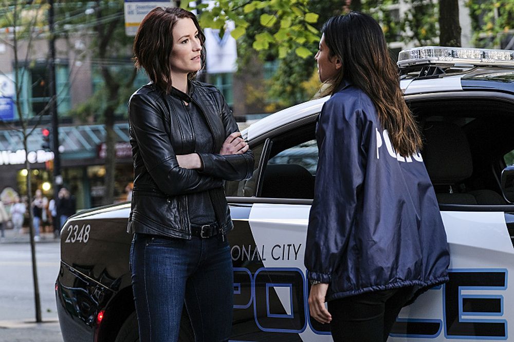 Supergirl -- Crossfire -- Image SPG205a_0040 -- Chyler Leigh as Alex Danvers and Floriana Lima as Maggie Sawyer -- Photo: Robert Falconer /The CW -- © 2016 The CW Network, LLC. All Rights Reserved