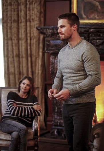 Arrow -- Invasion! -- Pictured (L-R): Willa Holland as Thea Queen and Stephen Amell as Oliver Queen -- Photo: Bettina Strauss/The CW -- Ã© 2016 The CW Network, LLC. All Rights Reserved.