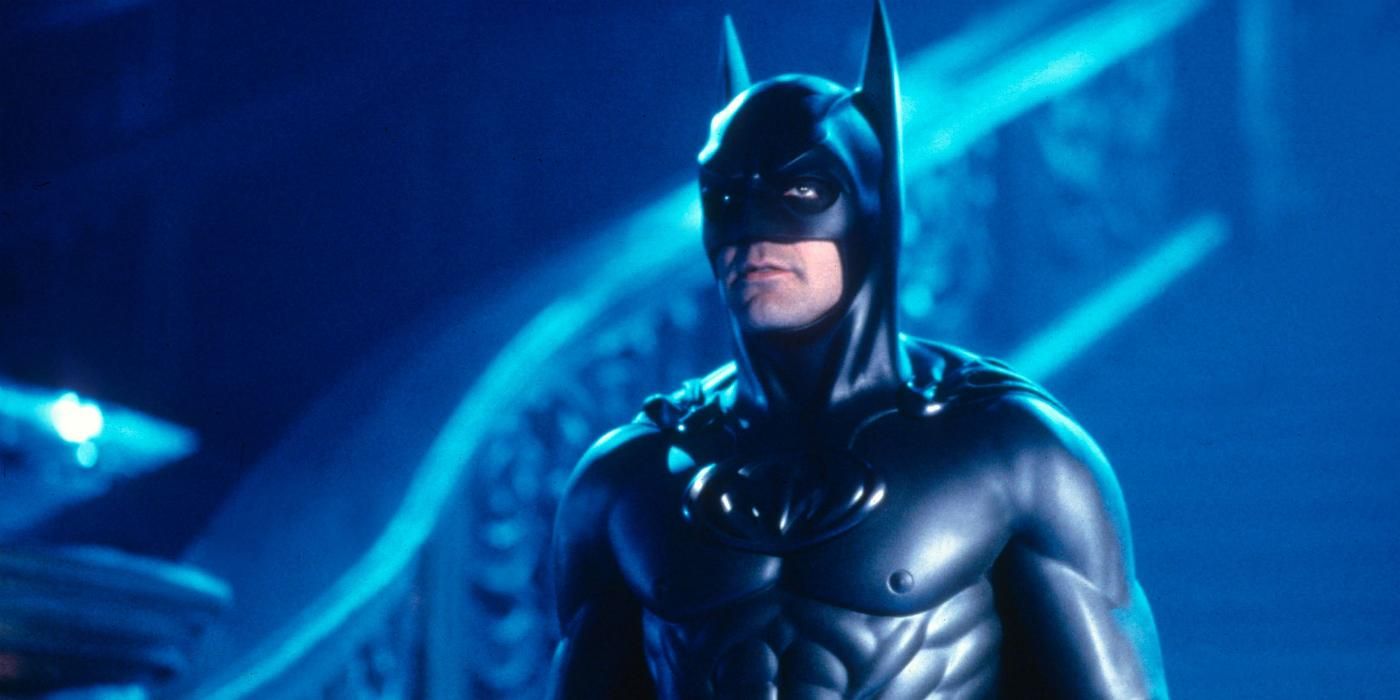 George Clooney como Batman na Batcaverna