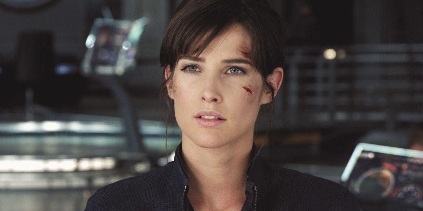 Cobie Smulders as Maria Hill with a scar on her cheek in Avengers.