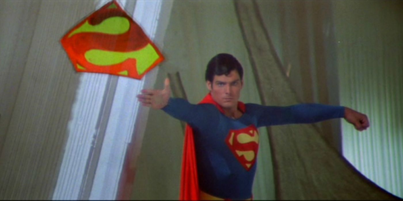 superman-throws-his-shield