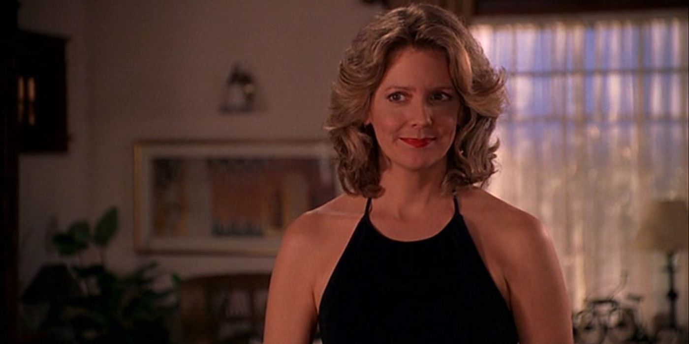 Buffy's mom Joyce Summers (Kristine Sutherland) in their living room on Buffy the Vampire Slayer
