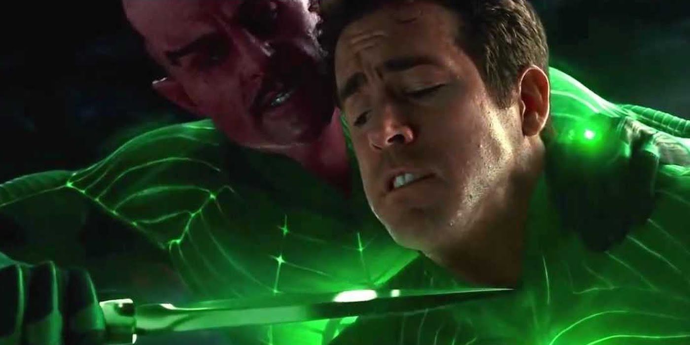Sinestro holding a knife to Hal Jordan's throat in Green Lantern