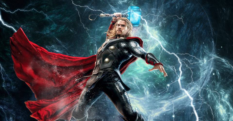 L'acteur chris hemsworth en costume de Thor et brandissant son marteau. La foudre frappe le marteau