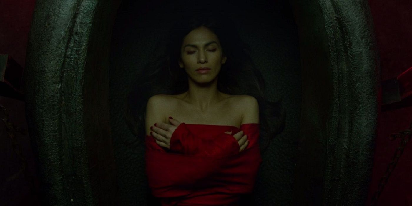 Elektra in coffin