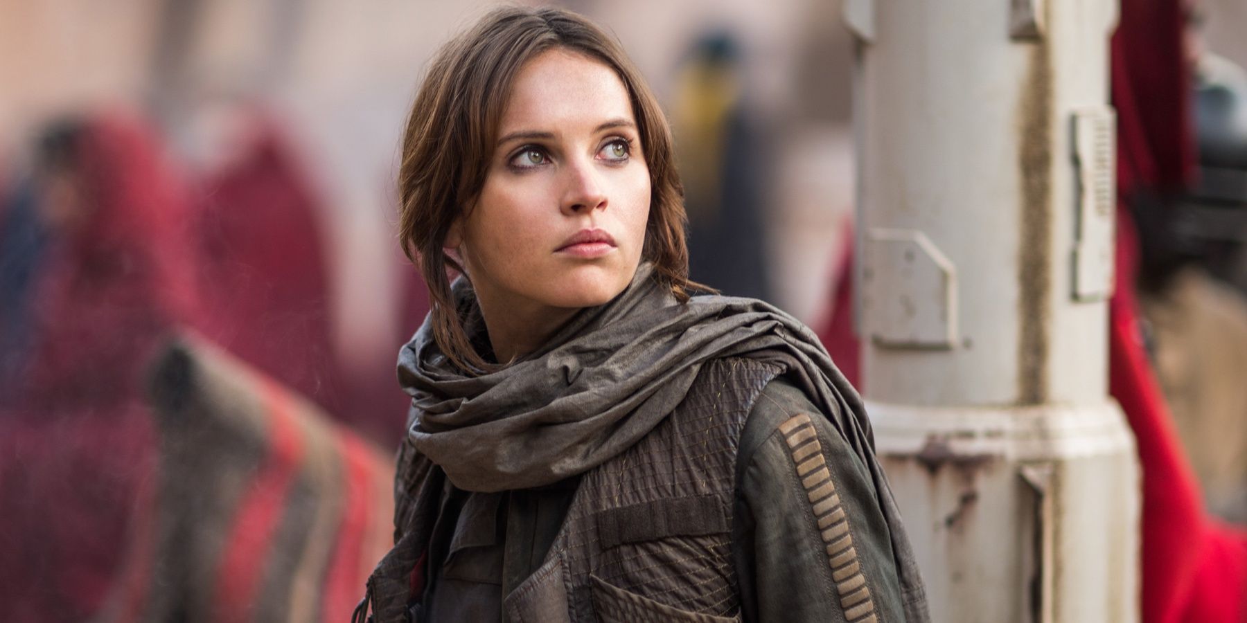 jyn erso em Star Wars, olhando por cima do ombro na cidade de Jedha