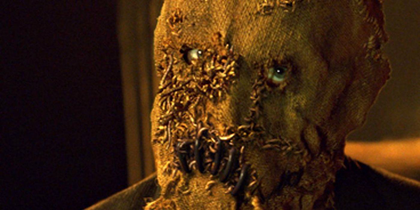 Uma imagem da máscara do Espantalho coberta de vermes em Batman Begins