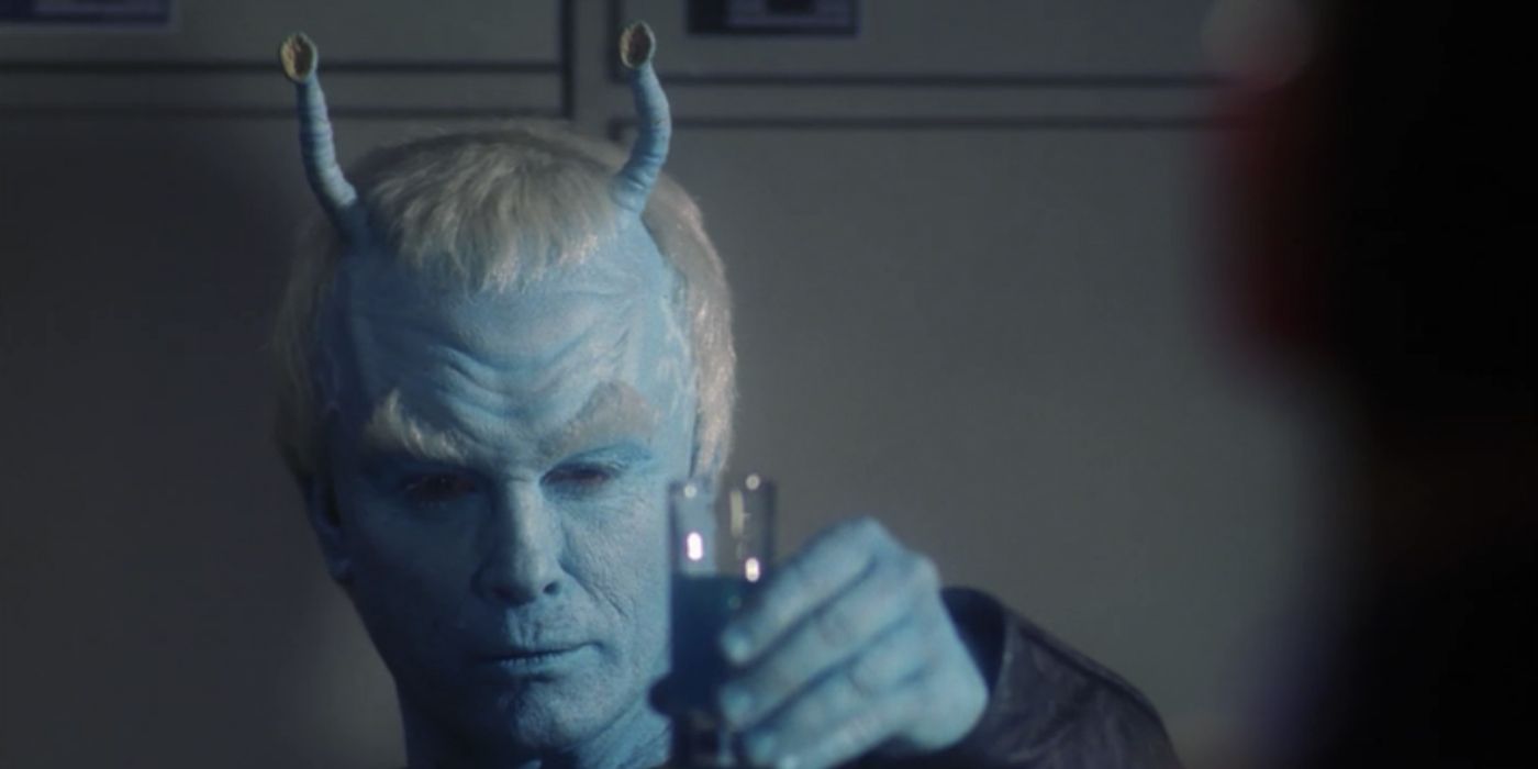 Shran holds a drink in his hand in Star Trek Enterprise