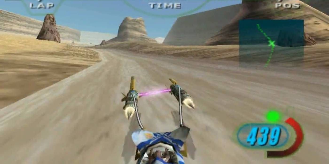 Une vue à la première personne d'un podracer conduisant à travers le désert dans Star Wars Episode 1: Racer