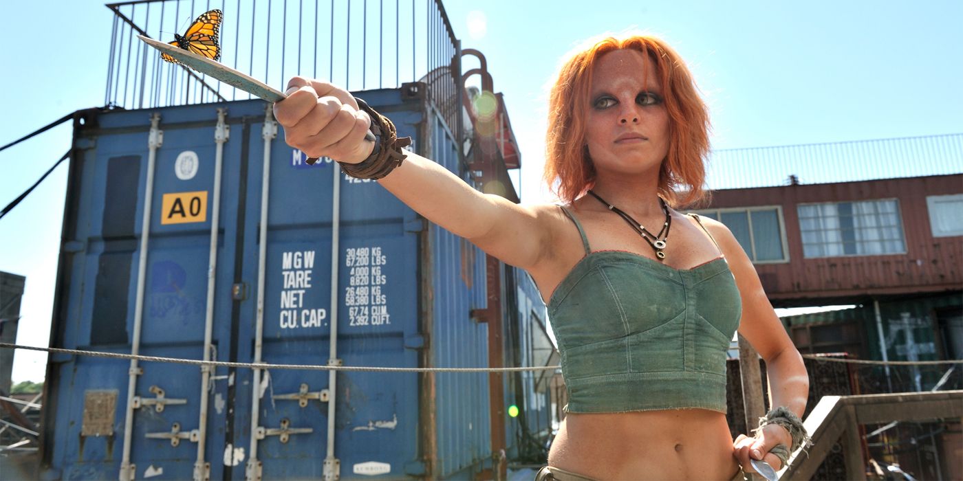 Irisa holds up her knives in Defiance