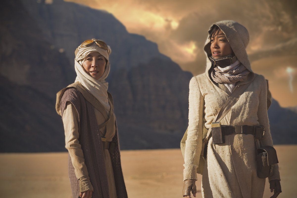 Michelle Yeoh and Sonequa Martin-Green in Star Trek: Discovery