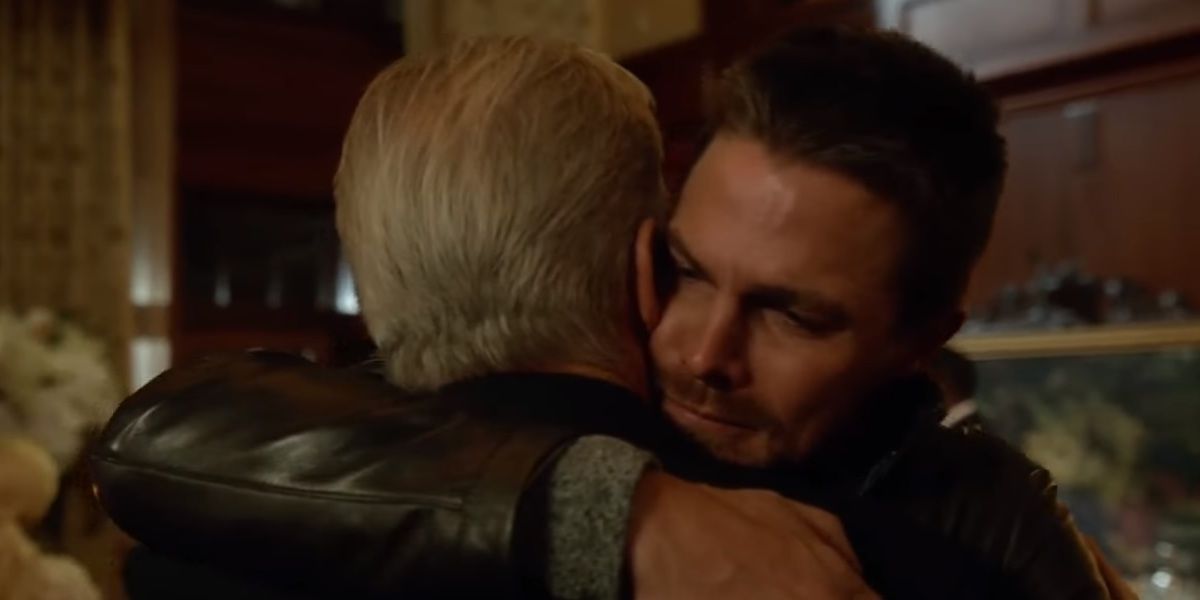 Arrow-100-Oliver-Queen-hugs-his-father