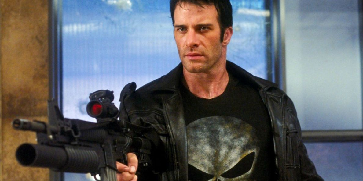 Thomas Jane as Frank Castle pointing a gun in The Punisher (2004)