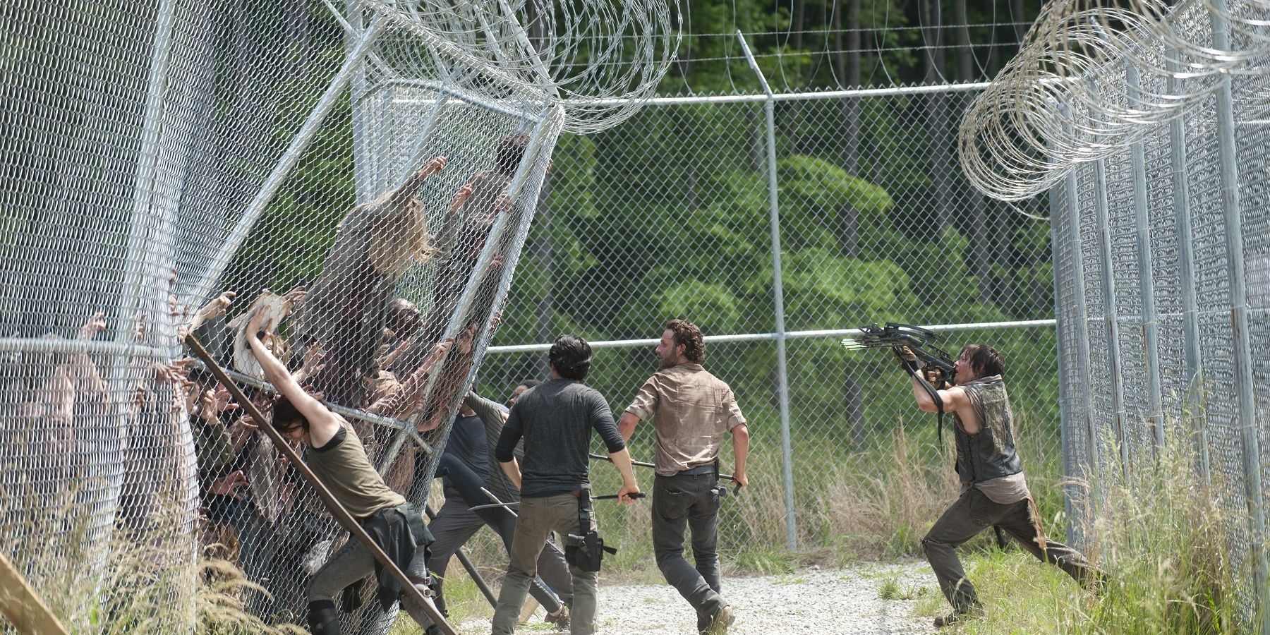 Walking-Dead-Walkers-prison-fence
