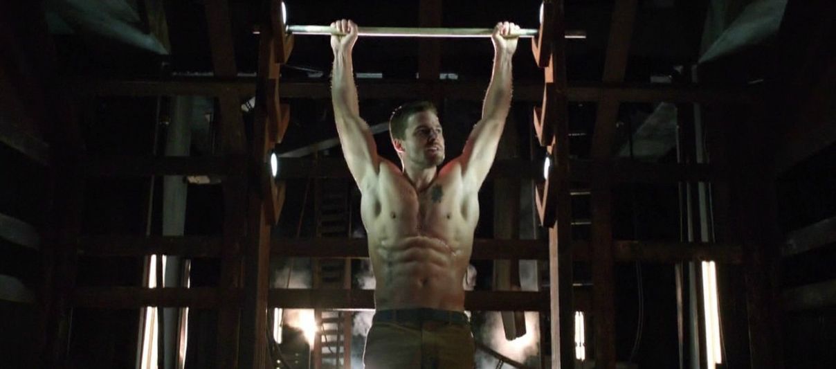 tephen-amell-ridiculously-ripped-abs-in-shirtless-arrow-stills-01