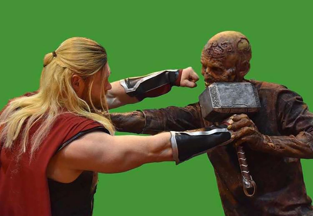 thor-fights-a-zombie-like-creature-in-new-bts-photo-from-thor-ragnarok