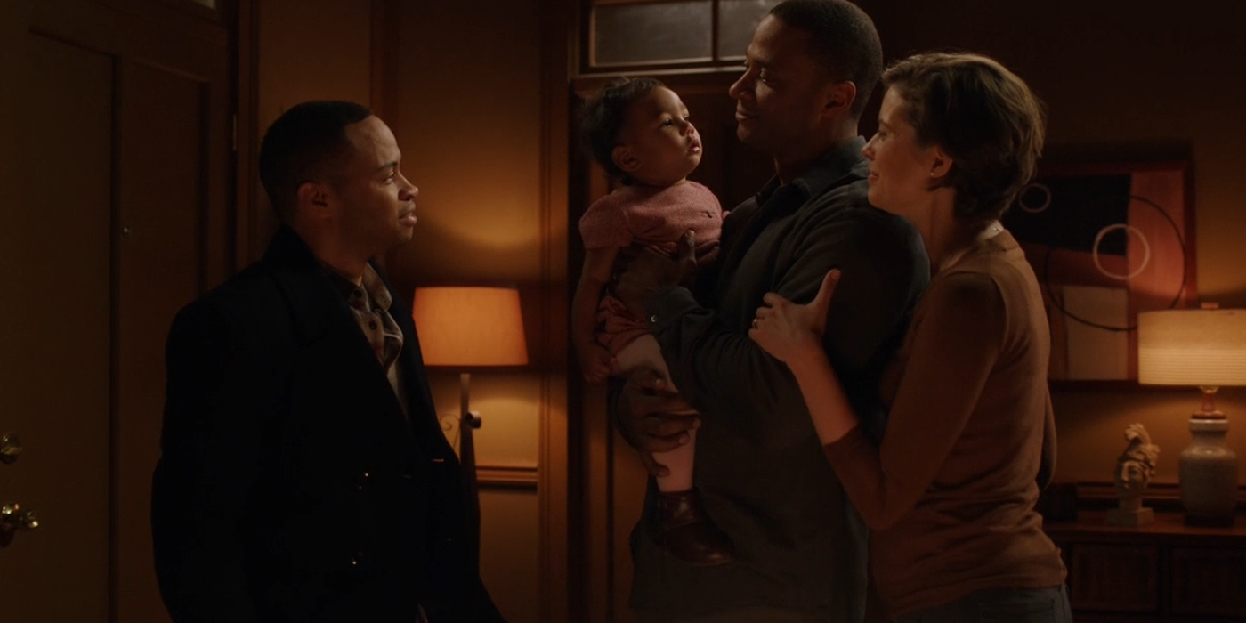 Os Diggles olham para a bebê Sara Diggle em Arrow.