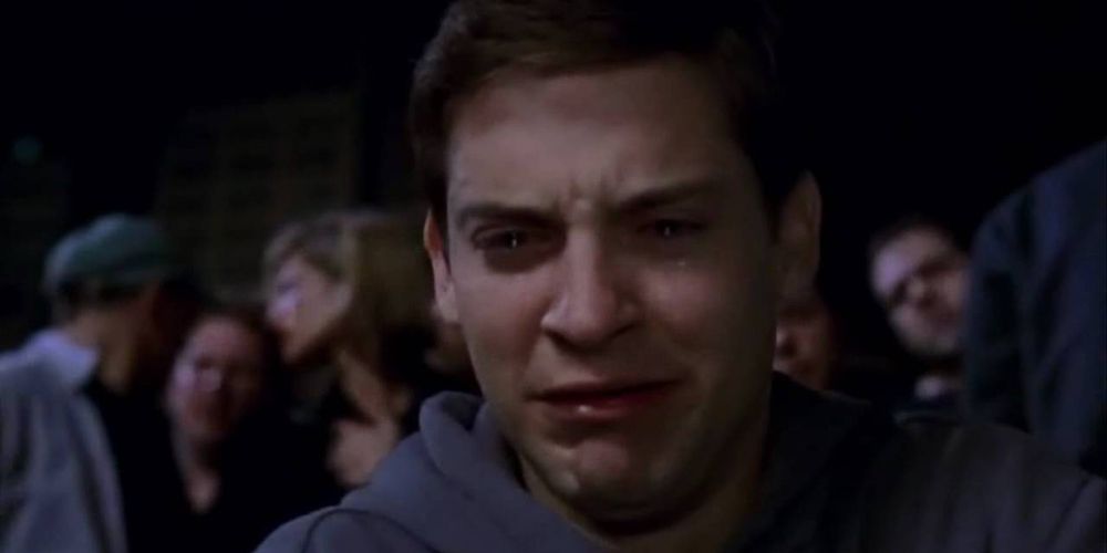Peter Parker chora sobre o corpo do Tio Ben em Homem-Aranha