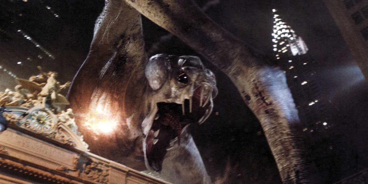 O monstro em Cloverfield lança um ataque à cidade de Nova York à noite