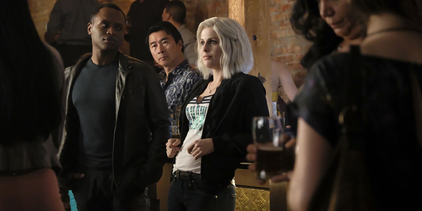 Liv hangs with Clive Babineaux at Blaine's zombie bar in iZombie.