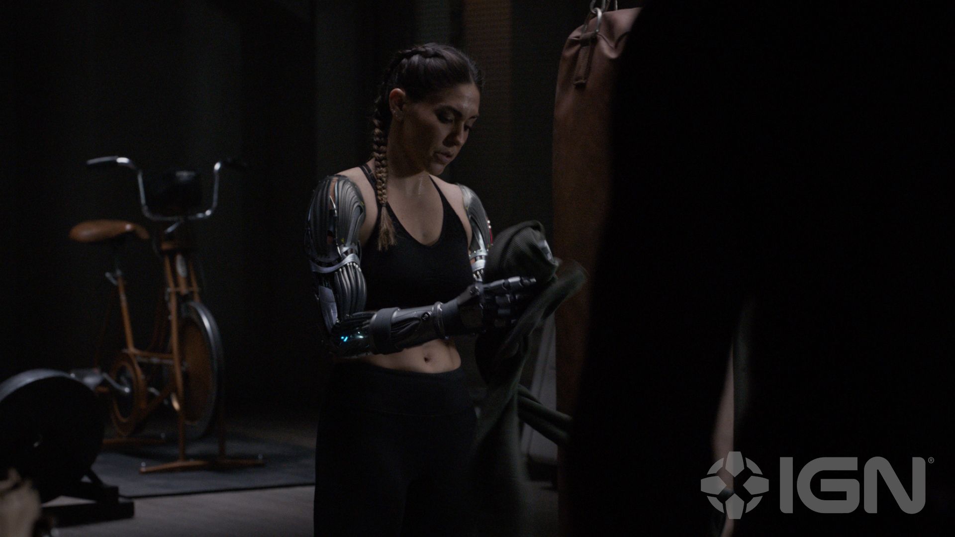 Agents of SHIELD's Yo-Yo gives her new robotic arm prosthetics a workout.