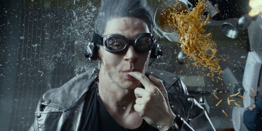 Mercúrio (Evan Peters) prova café derramado enquanto corre em X-Men: Dias de um Futuro Esquecido