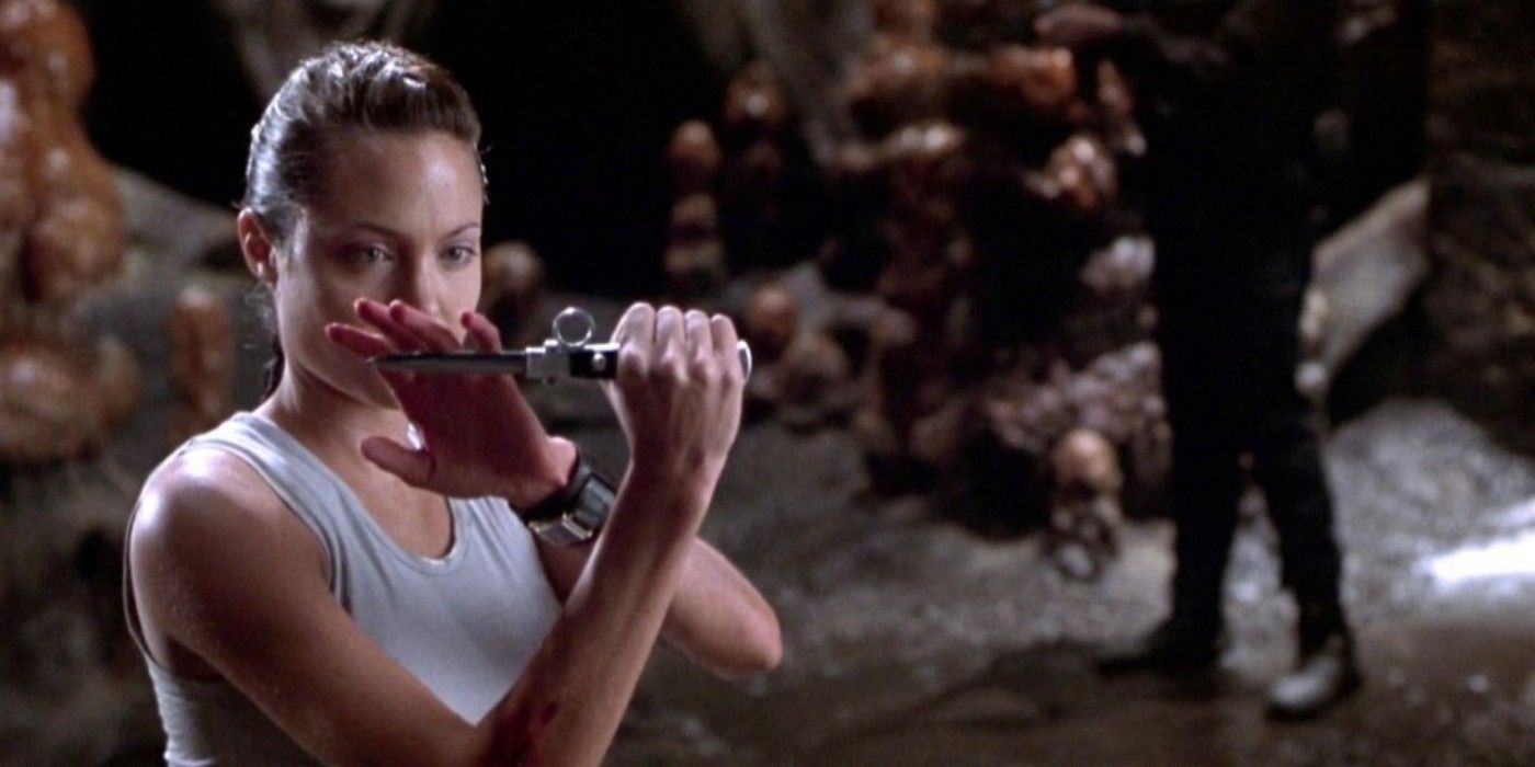 Lara Croft wielding a knife in Tomb Raider