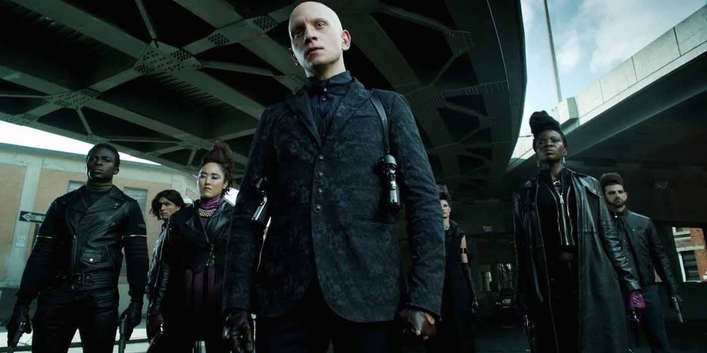 Anthony Carrigan's Victor Zsasz in Gotham, surrounded by other crooks.