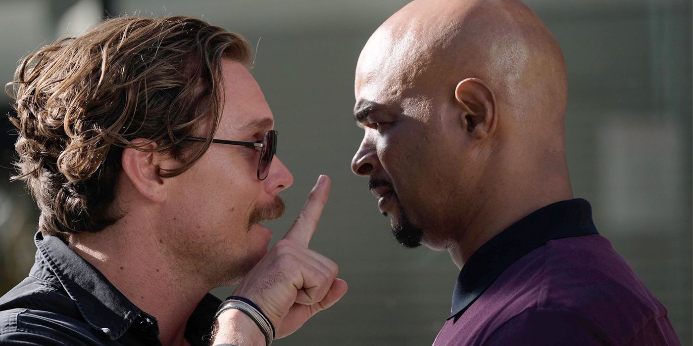 Riggs holds up his index finger while talking to Murtaugh