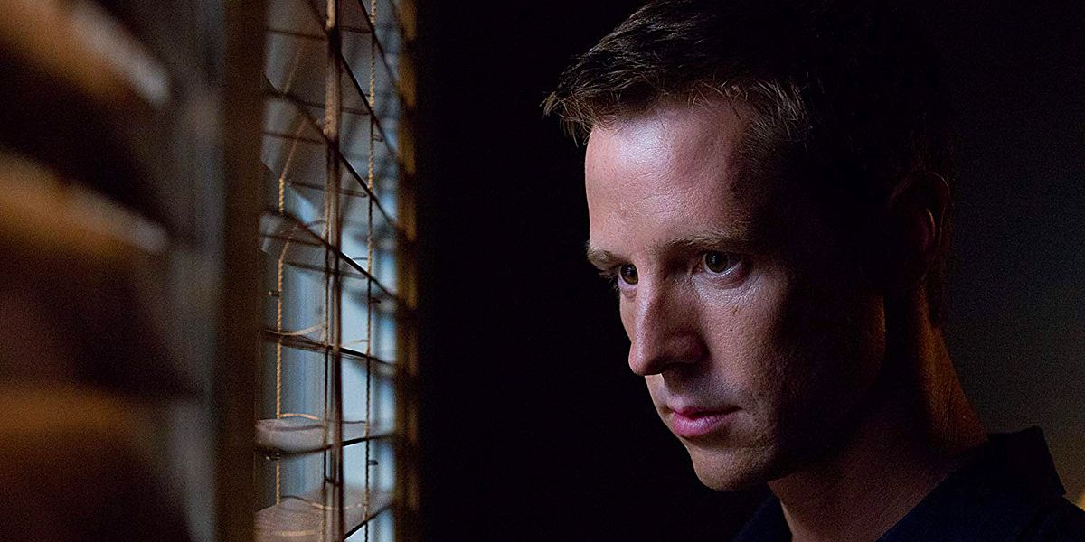 Jason Dohring as Logan Echolls looks through the blinds in Veronica Mars (2014)