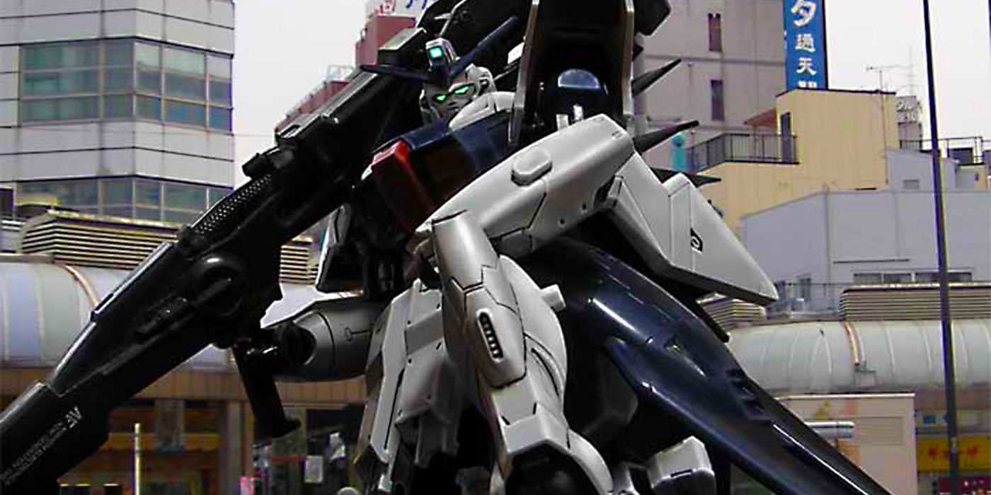 A mecha in front of buildings in G-Saviour.